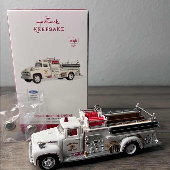 Hallmark 2015 Christmas Ornament 1956 Ford FireEngine Fire Brigade 13 Series NEW - Picture 2 of 9